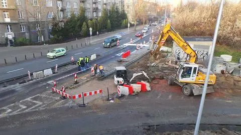 Kolejny dzień utrudnień przy moście Poniatowskiego. Kiedy drogowcy naprawią jezdnię?