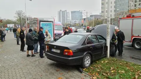 Uderzył w przystanek. Potrącił starszego pana