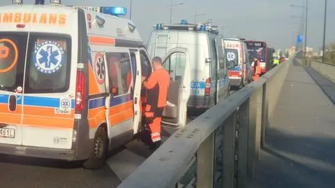 Autobus zderzył się z samochodem na moście Łazienkowskim. Ranni