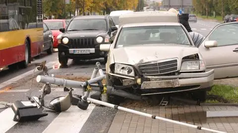 Mercedes ściął sygnalizator, po zderzeniu z bmw