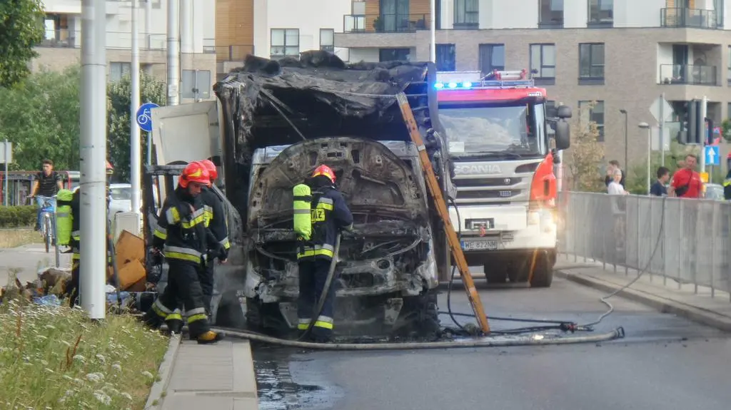 Spłonął samochód dostawczy