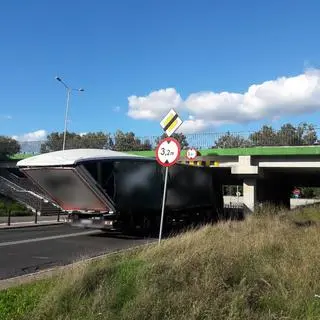 Ciężarówka utknęła pod wiaduktem Wisłostrady