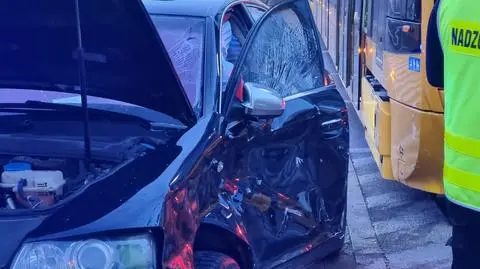Na placu Konstytucji "tramwaj zepchnął samochód osobowy na żeliwne słupki"