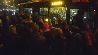 Pasażerowie nie mieszczą się do autobusów