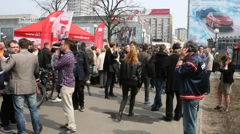 "Jarajcie się literaturą, nie marihuaną". SLD rozdaje książki