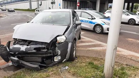 Zderzenie dwóch aut na Bródnie. Jedna osoba ranna