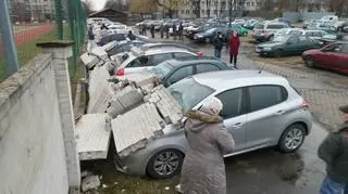 Mur uszkodził samochody