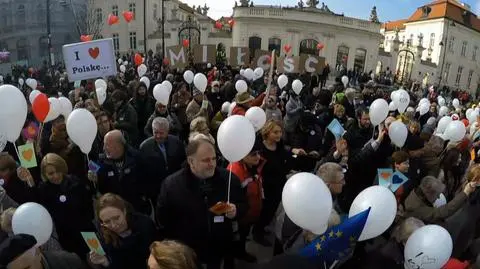 Walentynkowa pikieta KOD na Krakowskim Przedmieściu