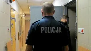 Policjant z zatrzymanym mężczyzną