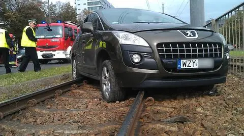 Zasłabł za kierownicą. Samochód blokował tory