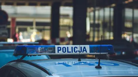 Był poszukiwany, na święta odwiedził bliskich. Przed policjantami schował się pod stertą ubrań
