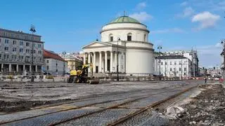 Zabytkowy bruk i tory na placu Trzech Krzyży