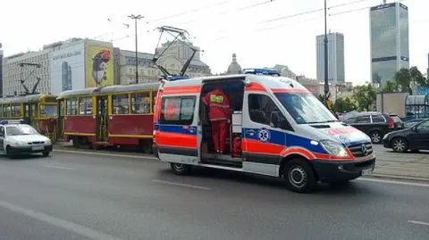 Przebiegał przez Marszałkowską, wpadł pod tramwaj