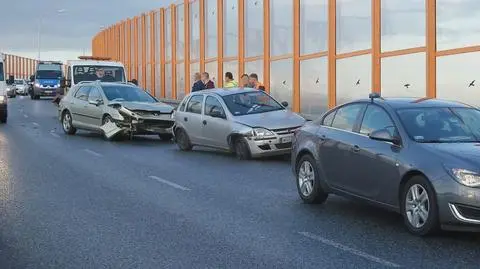 Peugeot w opla, opel w nieoznakowane auto policyjne