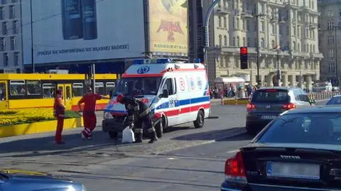 Kolizja karetki na rondzie Dmowskiego