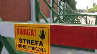 Mur Powązek przewraca się na chodnik