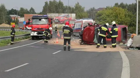 Peugeot na boku na estakadzie Trasy S8