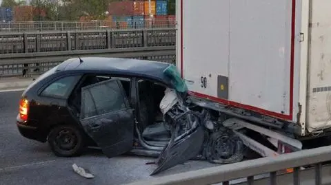 Wypadek na S8. Auto wbiło się w naczepę ciężarówki