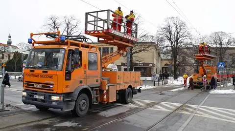 Dźwig zerwał sieć trakcyjną