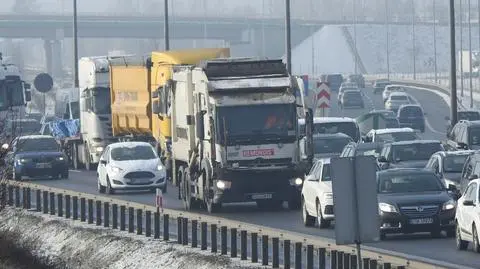 Korek na wjeździe do Warszawy po kolizji trzech aut. Jeden z kierowców uciekł