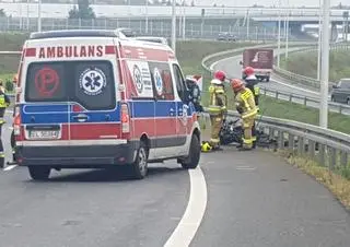 Motocyklista uderzył w bariery na Węźle Opacz-Kolonia