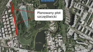 Park leży wzdłuż ulicy Przy Parku