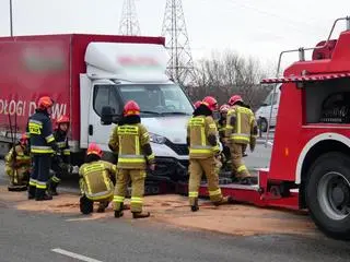 Auto uderzyło w bariery na trasie S8