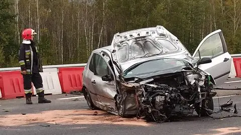 S8. Zderzenie dwóch aut. Elementy karoserii uszkodziły dwa kolejne