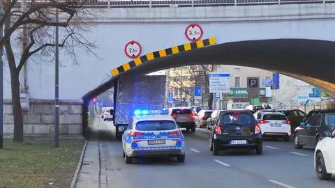 Samochód dostawczy zaklinował się pod wiaduktem