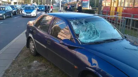 Tuż przed zderzeniem tramwajów samochód potrącił pieszego