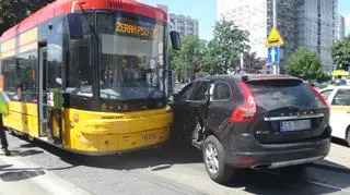 Tramwaj wjechał w osobówkę