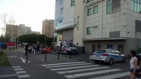 Dzieci rzucały kamieniami z balkonu. Raniły 27-latka