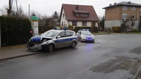 Uderzył w radiowóz i uciekł. "Policjanci nie mogli wysiąść"