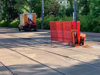 Tramwaj uszkodził bramę w zajezdni przy Młynarskiej