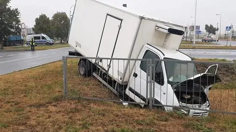 Auto dostawcze w rowie po zderzeniu z ciężarówką 