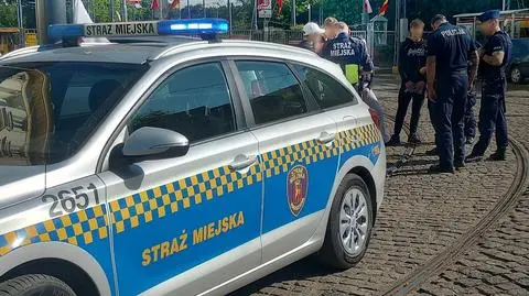 Rzucali kamieniami w okna zabytkowego budynku. Kolejny raz
