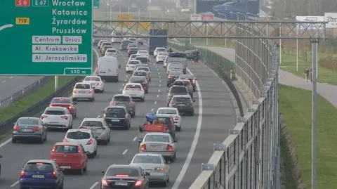 Nissan uderzył w barierki, 200 metrów dalej dachował opel 