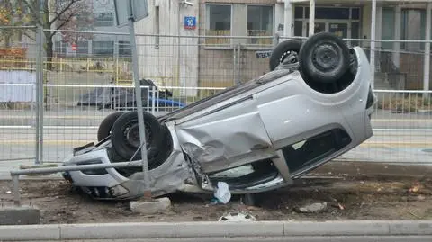 Dachowanie na Marynarskiej, jedna osoba w szpitalu