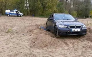 22-latek wjechał samochodem na plażę przy Wale Miedzeszyńskim