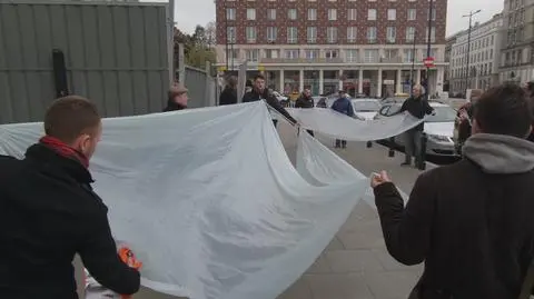 Przynieśli folię na dach Prudentialu. "Zabezpieczenie budynku jest łatwe"