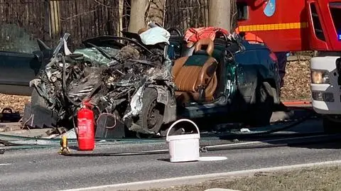 Czołowe zderzenie z ciężarówką. Nie żyje jedna osoba