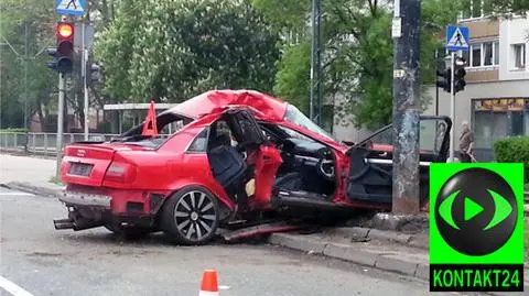 Audi wypadło z drogi. Nie żyje pasażerka, trzy osoby ranne