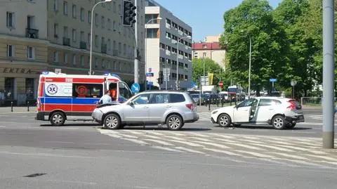 Grójecka: subaru wjechało w volvo