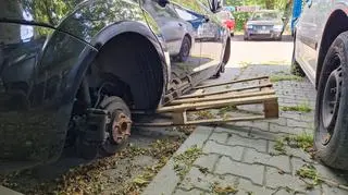 Auto bez kół na Gocławiu 