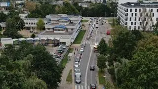 Sznur aut w kolejce do punktu badań drive-thru