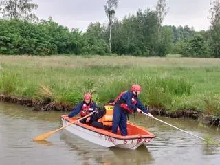 Strażacy wyłowili ze stawu ciało młodego mężczyzny 