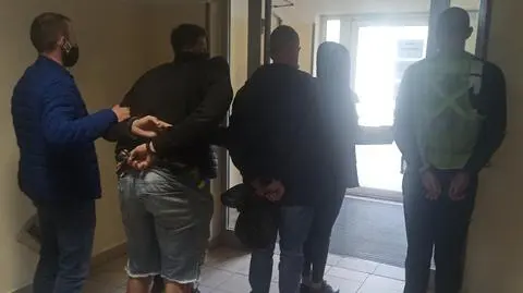 Kradzieże przesyłek w firmie kurierskiej. Policja zatrzymała sześć osób