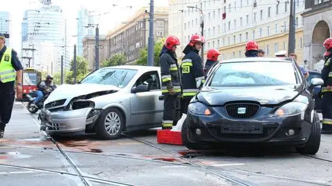 Seat zderzył się z oplem na środku skrzyżowania