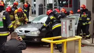 Scenariusz zakładał pożar auta elektrycznego w podziemnym garażu