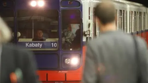 Dwie godziny utrudnień w metrze. Pociągi kursowały wahadłowo